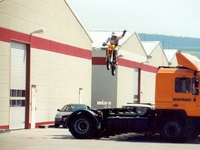 Motorradsprung ueber LKW